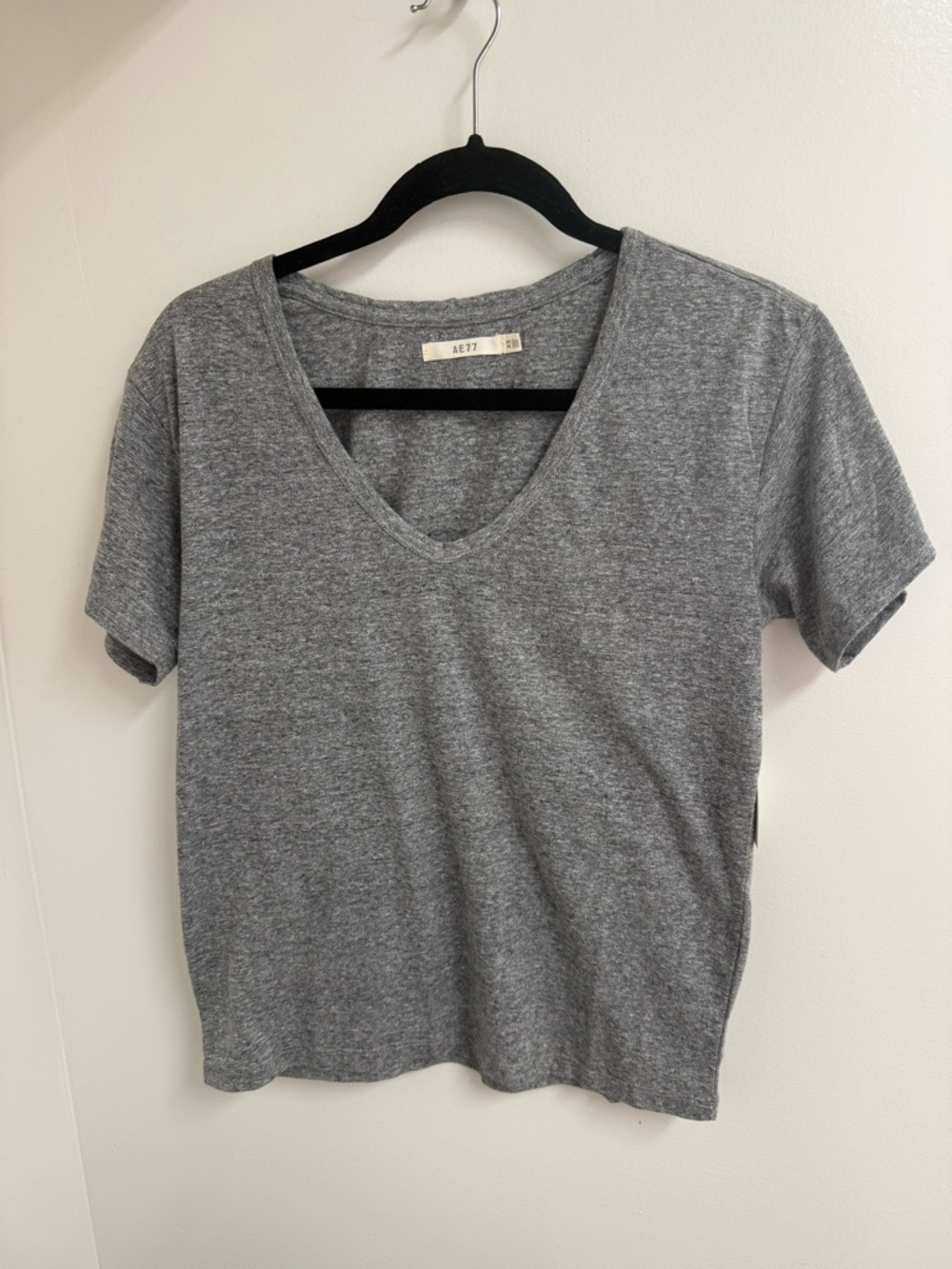 NWT American Eagle AE77 Sustainable V-Neck Tee Luxury Gray XS